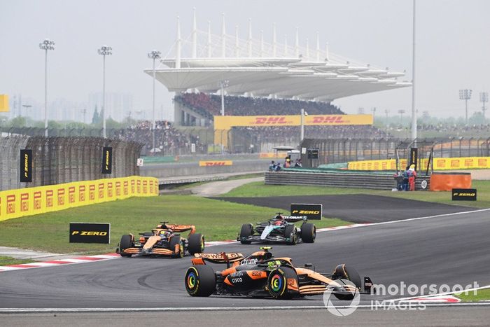 Lando Norris, McLaren MCL38, Oscar Piastri, McLaren MCL38, George Russell, Mercedes F1 W15