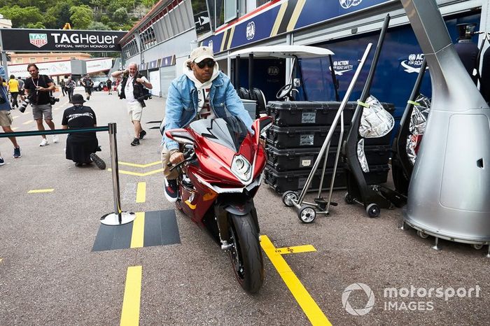Lewis Hamilton, Mercedes AMG F1 en moto
