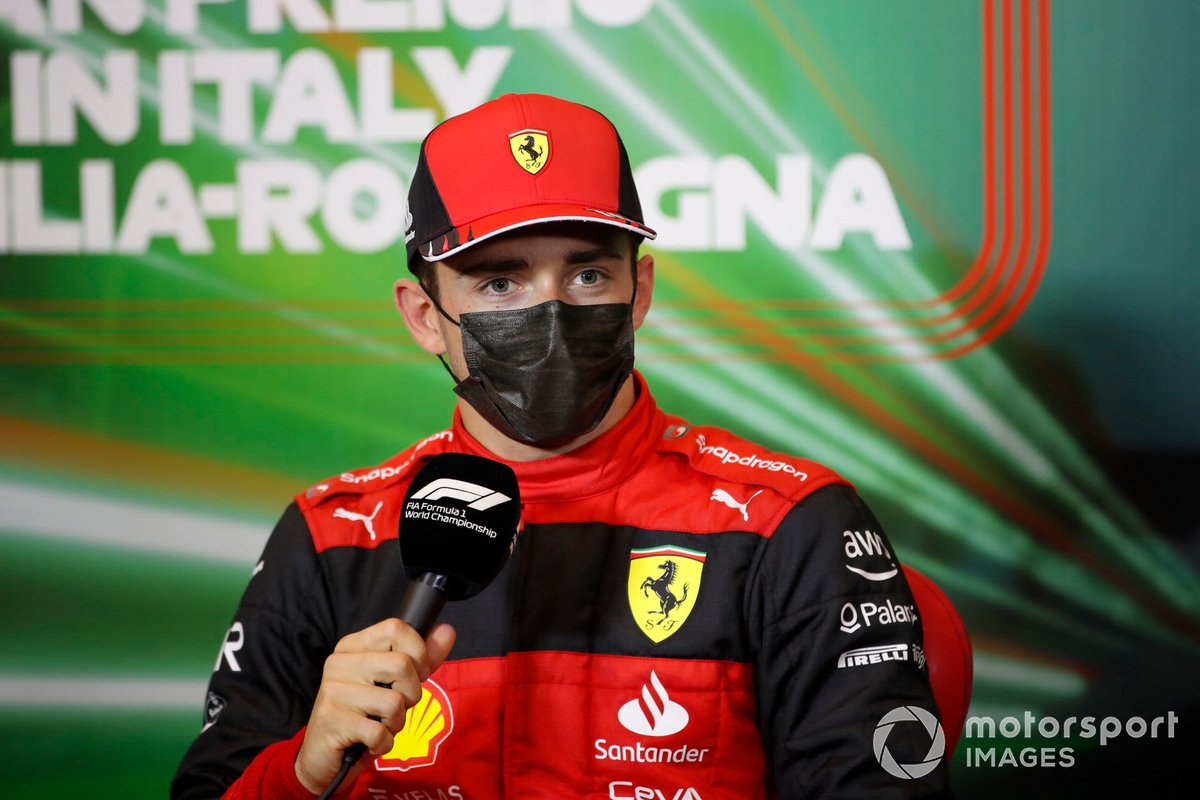 Charles Leclerc no pudo contener a Max Verstappen en la carrera sprint de 21 vueltas del sábado.