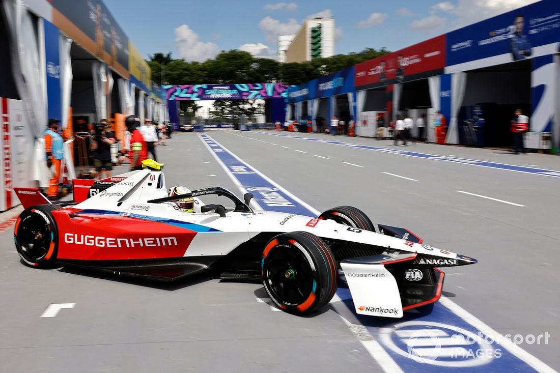 Nico Muller (51) Andretti Formula E Porsche 99X Electric Gen3 entra en boxes