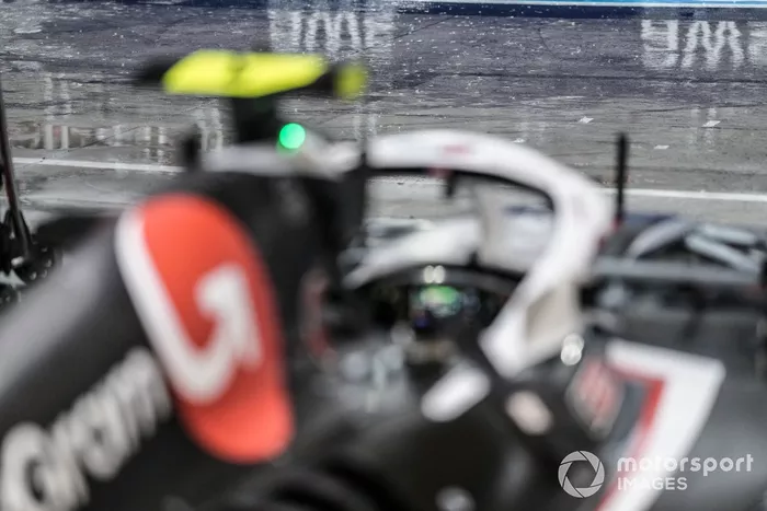 Cae la lluvia en el pit lane 