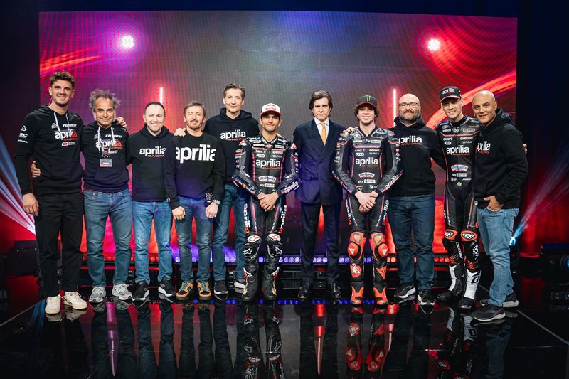 Paolo Bonoro, director del equipo Aprilia Racing, Max Biaggi, Jorge Martín, Aprilia Racing. Massimo Rivola, CEO Aprilia Racing, Marco Bezzecchi, Aprilia Racing. Fabiano Sterlacchini, Director técnico Aprilia Racing, Lorenzo Savadori, Aprilia Racing. 