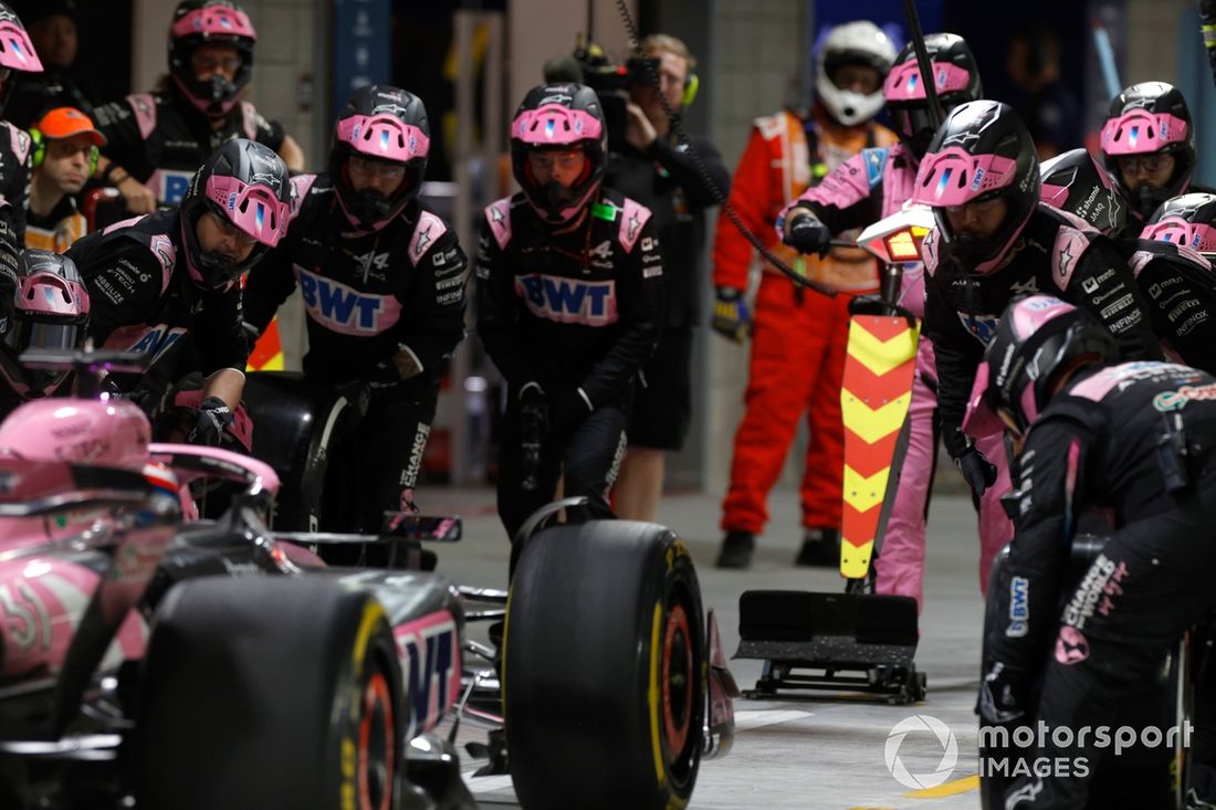 Esteban Ocon, Alpine A524, robi pit stop