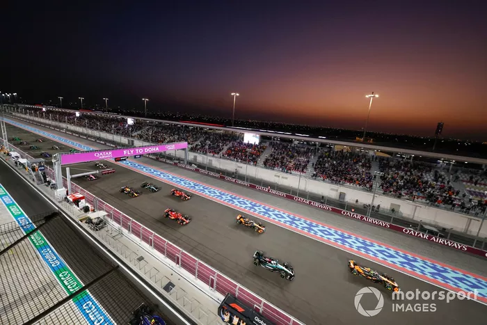 Lando Norris, McLaren MCL38, George Russell, Mercedes F1 W15, Oscar Piastri, McLaren MCL38 