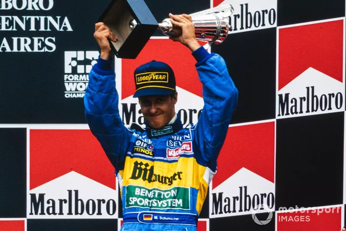 Michael Schumacher, tercero clasificado, celebra en el podio