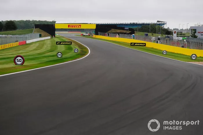 Anuncios de Pirelli en el circuito