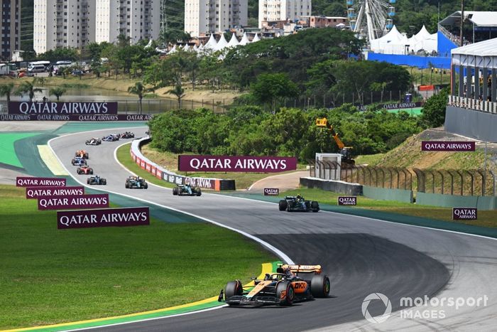 Lando Norris, McLaren MCL60, Lewis Hamilton, Mercedes F1 W14, Fernando Alonso, Aston Martin AMR23