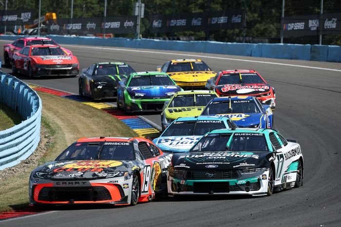 Chase Briscoe, Joe Gibbs Racing Toyota, Chris Buescher, Roush Fenway Keselowski Racing Ford