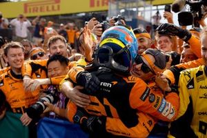 Oscar Piastri, McLaren F1 Team, 1ª posición, lo celebra con su equipo a su llegada al Parc Ferme