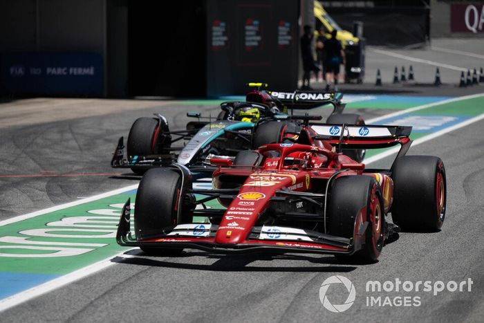 Charles Leclerc, Ferrari SF-24, Lewis Hamilton, Mercedes F1 W15, en boxes