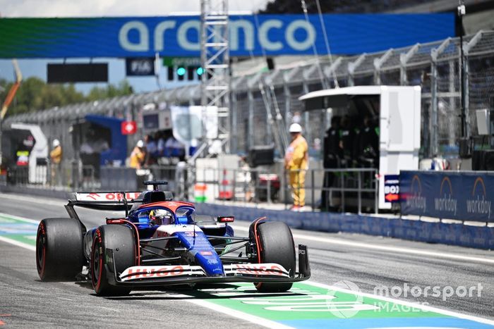 Daniel Ricciardo, RB F1 Team VCARB 01, en boxes