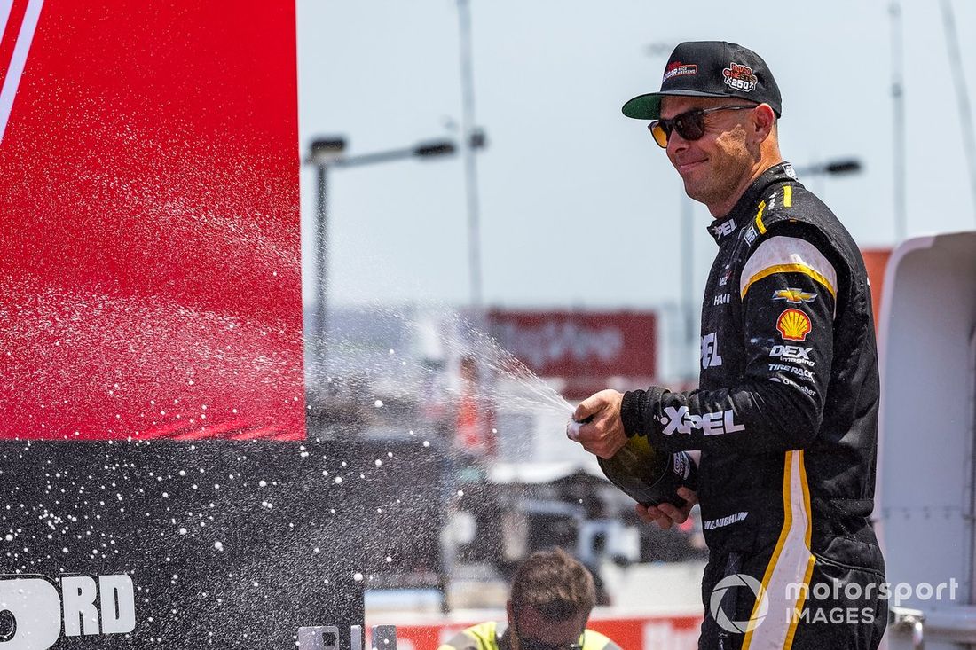 Scott McLaughlin, Team Penske Chevrolet, podio, champán