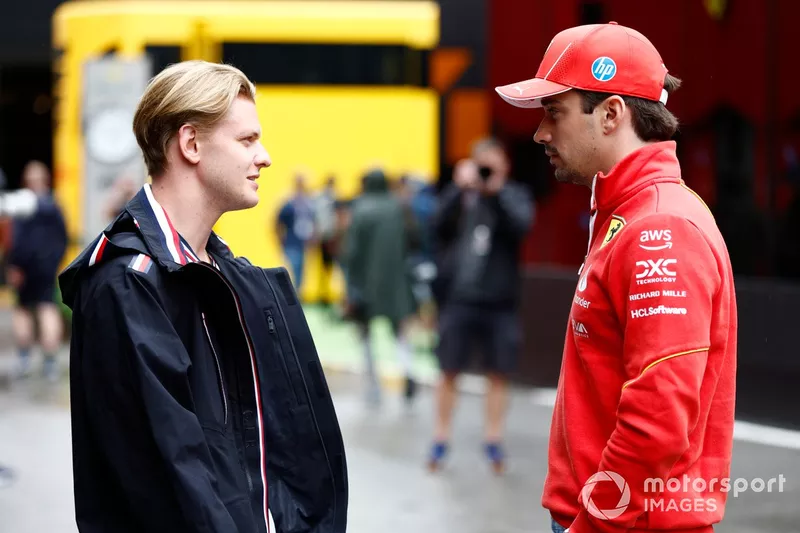 Charles Leclerc, Scuderia Ferrari, et Mick Schumacher, pilote de réserve, Mercedes-AMG F1 Team