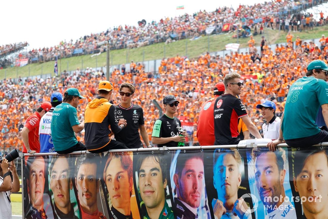 George Russell, Mercedes-AMG F1 Team, wita Lando Norrisa, McLaren F1 Team, podczas parady kierowców.