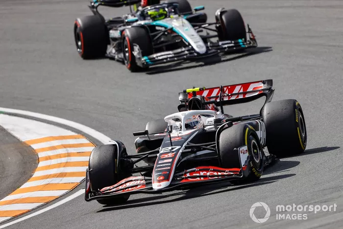 Nico Hulkenberg, Haas VF-24, Lewis Hamilton, Mercedes F1 W15