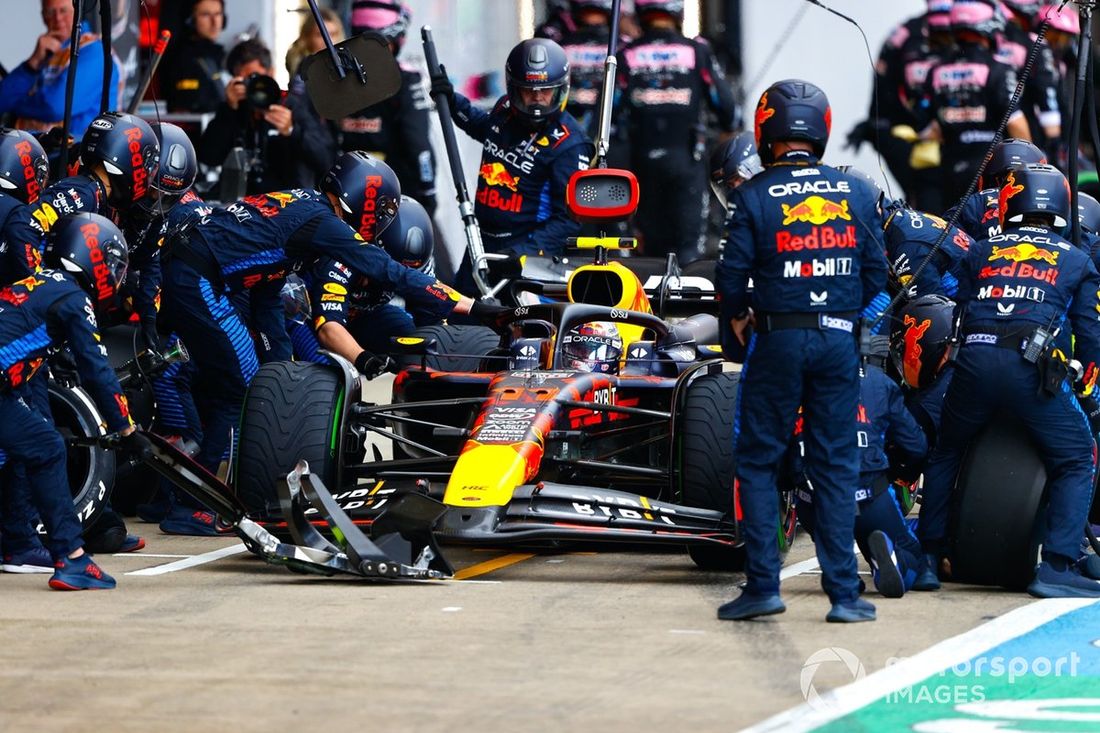 Sergio Perez, Red Bull Racing RB20, wykonuje pit stop