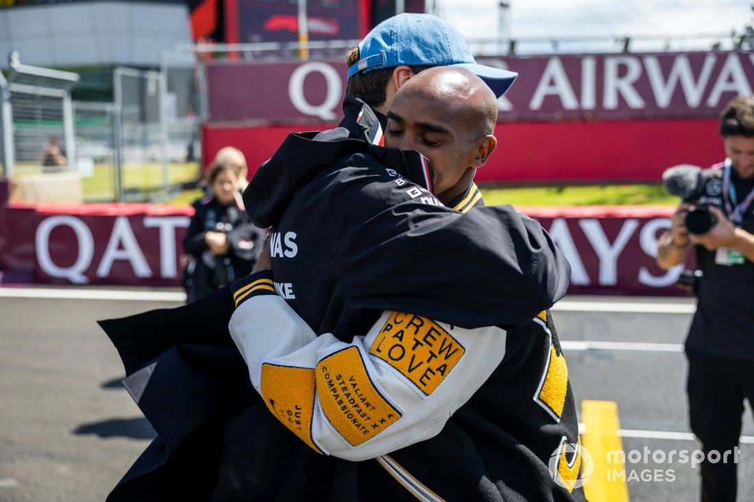 George Russell, Mercedes-AMG F1 Team, spotyka emerytowaną gwiazdę biegów długodystansowych Mo Farah