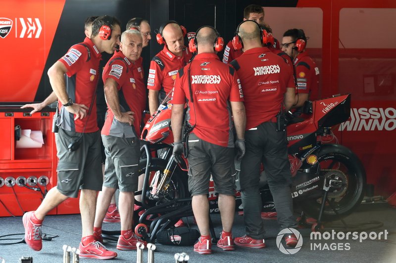 У боксах Ducati Team