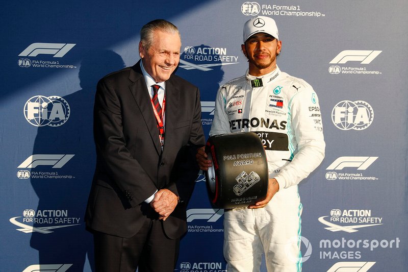 Pole Sitter Lewis Hamilton, Mercedes AMG F1, menerima Pirelli Pole Position Award dari Alan Jones, Mantan Juara Dunia