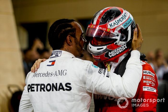Lewis Hamilton, Mercedes AMG F1, 1° classificato, parla con Charles Leclerc, Ferrari, 3° classificato, nel parco chiuso