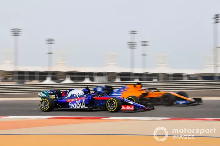 Alexander Albon, Toro Rosso STR14 and Carlos Sainz Jr., McLaren MCL34 