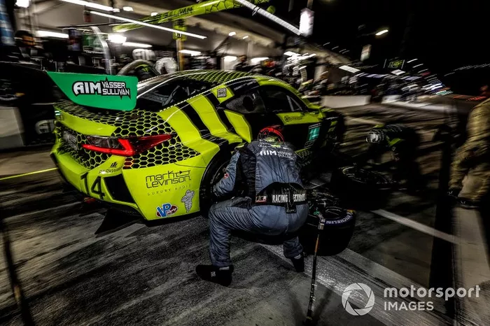 #14 AIM Vasser Sullivan Lexus RC F GT3, GTD: Richard Heistand, Jack Hawksworth, Austin Cindric, Nick Cassidy, pit stop