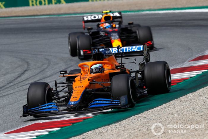 Daniel Ricciardo, McLaren MCL35M, Sergio Pérez, Red Bull Racing RB16B