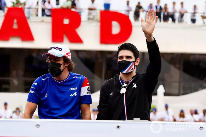 Fernando Alonso, Alpine F1, Esteban Ocon, Alpine F1, en el desfile de pilotos