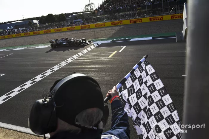 Lewis Hamilton, Mercedes W12, pasa la bandera a cuadros para conseguir la primera posición para la carrera Sprint