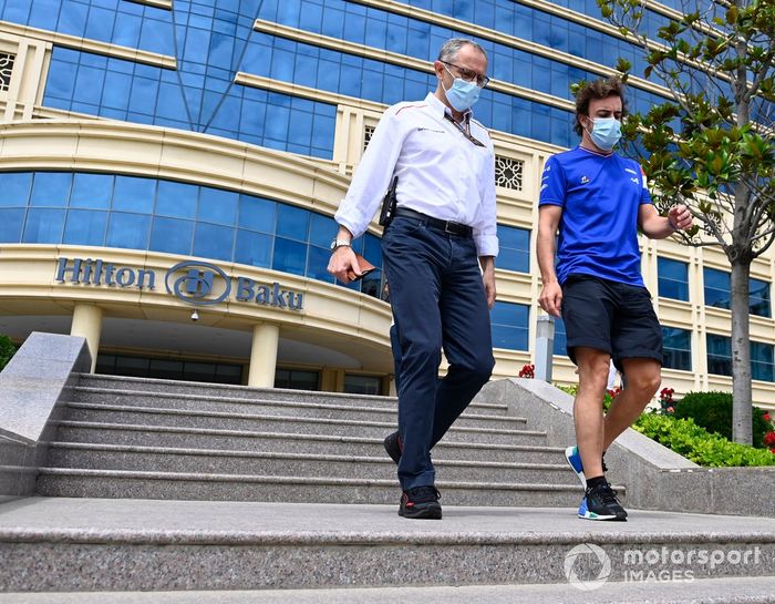 Stefano Domenicali, director general de la Fórmula 1, y Fernando Alonso, Alpine F1