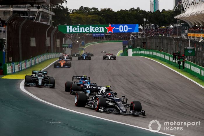 Pierre Gasly, AlphaTauri AT02, Esteban Ocon, Alpine A521, y Sebastian Vettel, Aston Martin AMR21