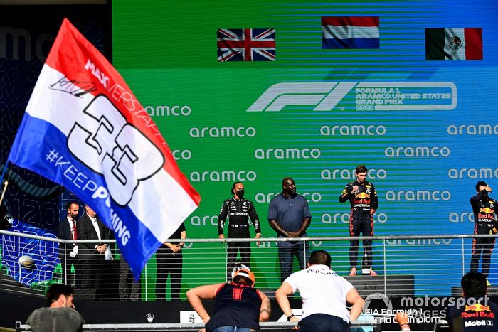 Podio: segundo lugar Lewis Hamilton, Mercedes, ganador Max Verstappen, Red Bull Racing, tercer lugar Sergio Pérez, Red Bull Racing