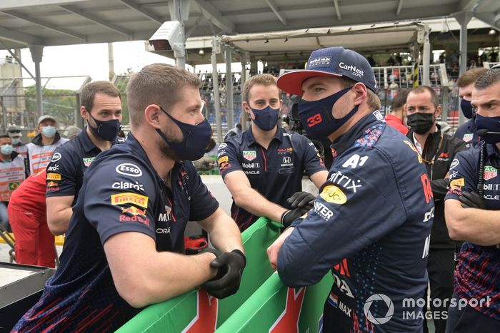 Segundo puesto Max Verstappen, Red Bull Racing, habla con sus compañeros de equipo tras la clasificación