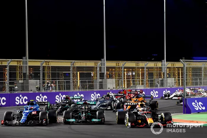 Max Verstappen, Red Bull Racing RB16B, Esteban Ocon, Alpine A521, Lewis Hamilton, Mercedes W12