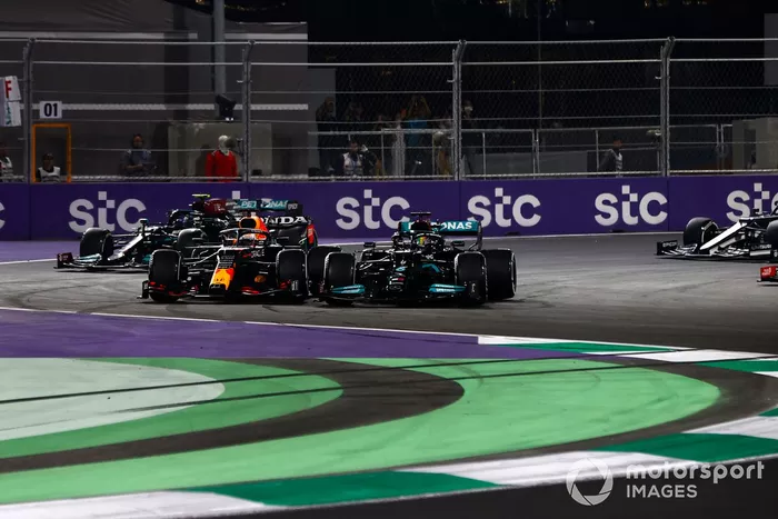 Max Verstappen, Red Bull Racing RB16B, e Lewis Hamilton, Mercedes W12, alla ripartenza