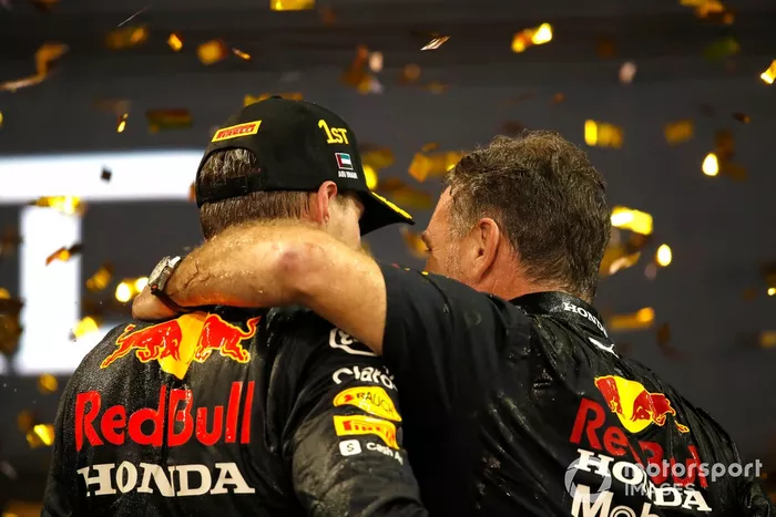 Podio: campeón de pilotos de 2021, Max Verstappen, Red Bull Racing,  Christian Horner, director del equipo, Red Bull Racing