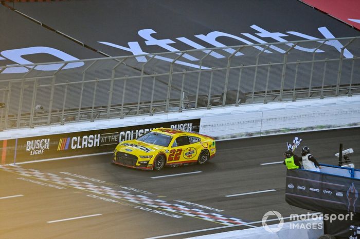 Joey Logano, Equipo Penske, Ford Mustang Shell Pennzoil acercándose a la meta