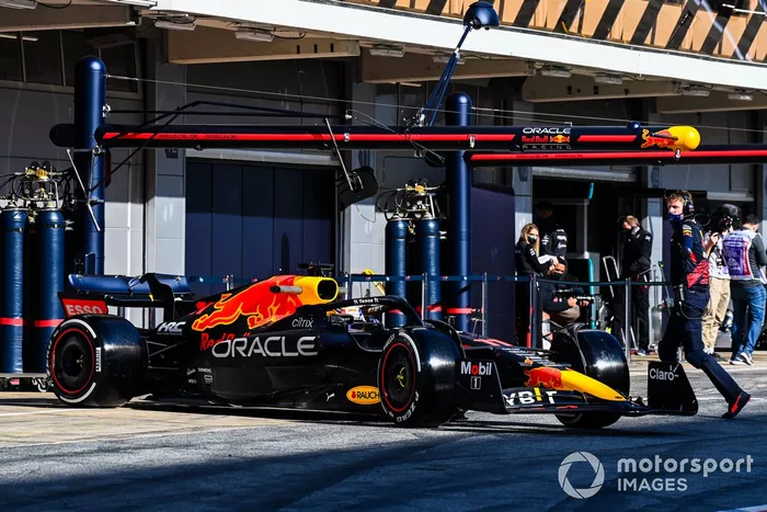 Sergio Pérez, Red Bull Racing RB18, sale de boxes