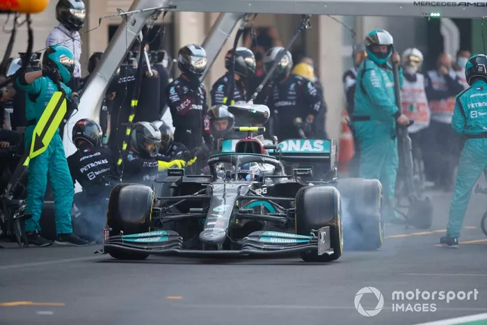 Valtteri Bottas, Mercedes W12, sale de pits