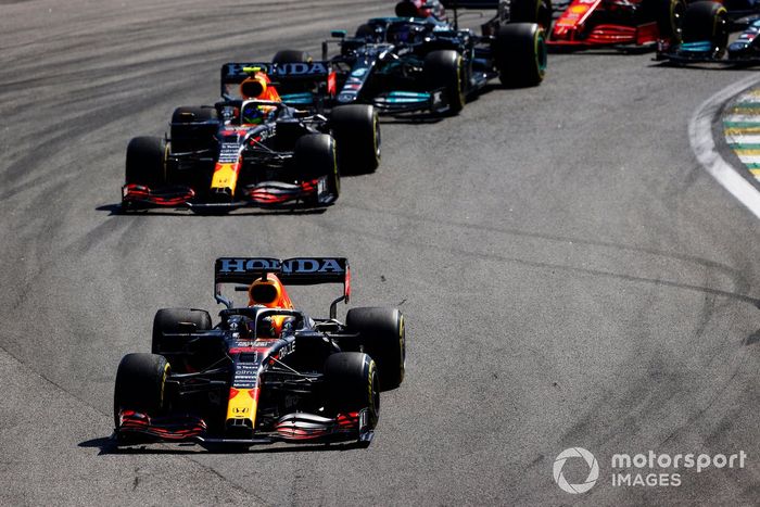 Max Verstappen, Red Bull Racing RB16B, Sergio Pérez, Red Bull Racing RB16B, y Lewis Hamilton, Mercedes W12