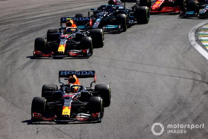 Max Verstappen, Red Bull Racing RB16B, Sergio Pérez, Red Bull Racing RB16B, y Lewis Hamilton, Mercedes W12