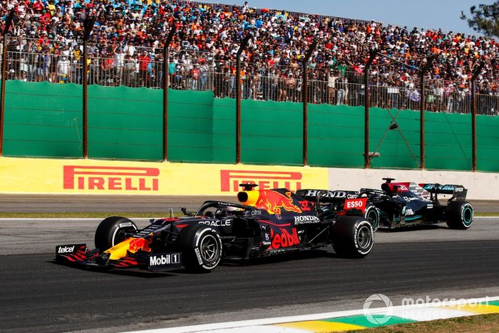 Max Verstappen, Red Bull Racing RB16B, lucha con Lewis Hamilton, Mercedes W12