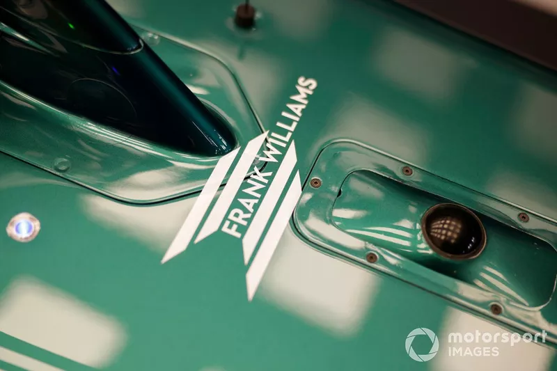 Sticker en hommage à Frank Williams sur l'Aston Martin