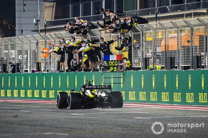 Esteban Ocon, Renault F1 Team R.S.20, 2º puesto, cruza la línea para el deleite de su equipo en el pit wall