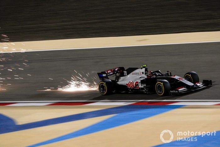 Kevin Magnussen, Haas VF-20 sacando chispas
