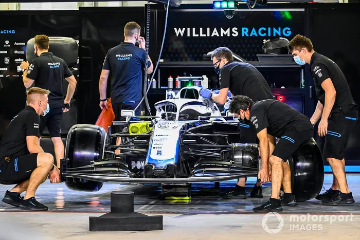 Los mecánicos de Williams Racing trabajan en el garaje