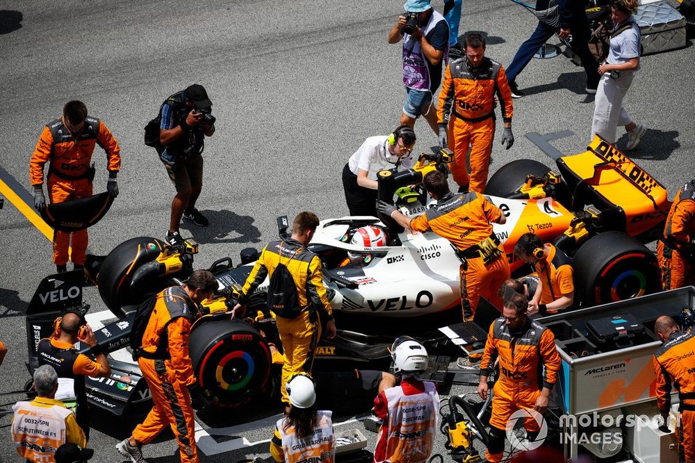 Mechanics on the grid with Lando Norris, McLaren MCL60