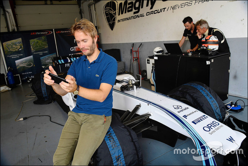 Mobile gamer tests a Williams Formula 1 car