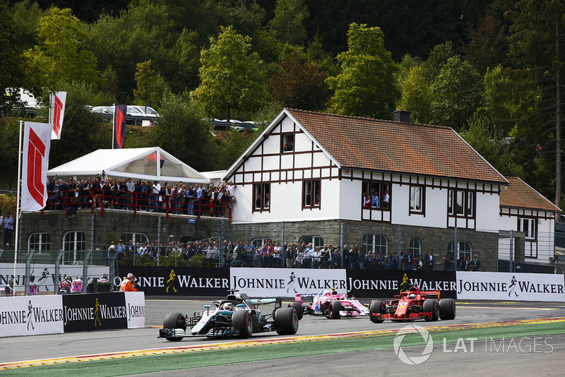 Lewis Hamilton, Mercedes AMG F1 W09, Sebastian Vettel, Ferrari SF71H, y Esteban Ocon, Racing Point Force India VJM11, vuelta de formación