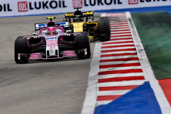 Esteban Ocon, Racing Point Force India VJM11 ve Nico Hulkenberg, Renault Sport F1 Team R.S. 18